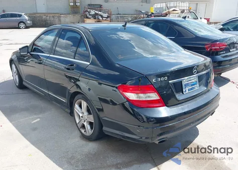 2010 Mercedes-Benz C 300 Luxury/Sport z USA, uszkodzony, nr VIN WDDGF5EB3AF495139